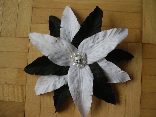 Black and White with Pearls Skulleez Hair Clip