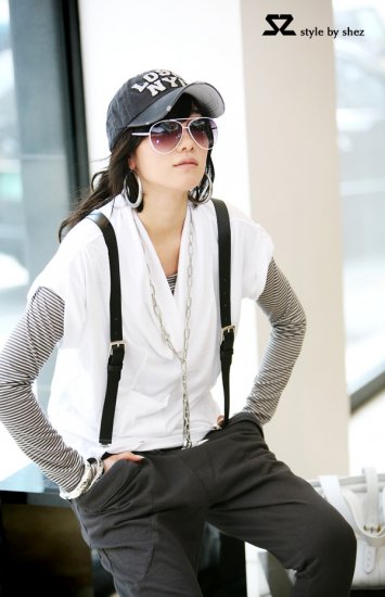 HM8181 cool white tee matches hands leather belt