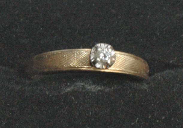 14K Gold Solitair Diamond Ring - Size 7