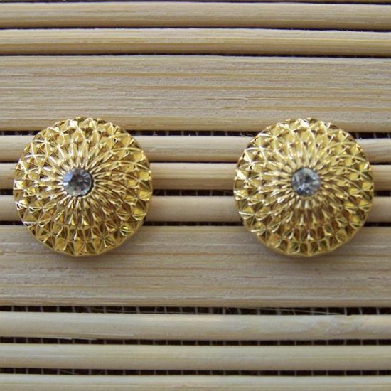 shiney gold detail stud earrings with center stone