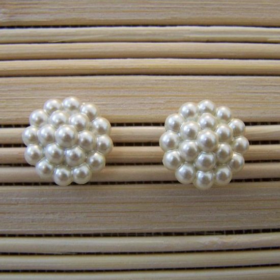 pearly classic style stud earrings