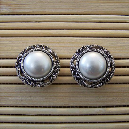 pearl with silver filigree edge stud earrings