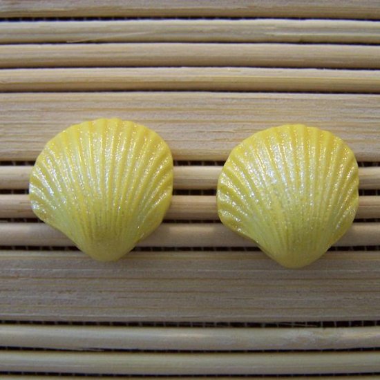 shell shaped yellow sparkle stud earrings