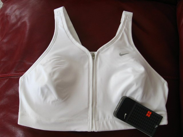 6BS001 NIKE WHITE ZIP FRONT CONTROL SPORTS BRA, 138273, SIZE 32D