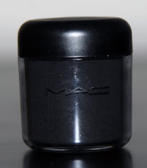 mac pro pigment Black Black...matte in sample sz