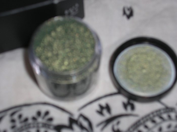 Mac Pigment Golden Olive 1/4 sample sz very pretty