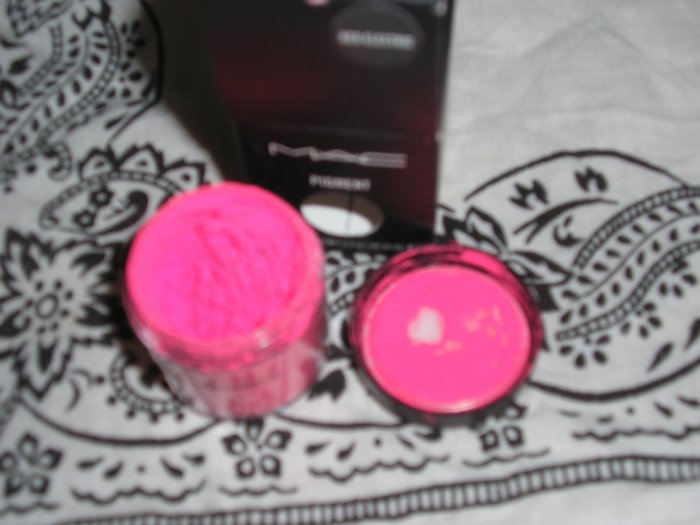 MAC PRO PIGMENT RED ELECTRIC W0W HOT FIND NEON COLOUR SAMPLE SZ