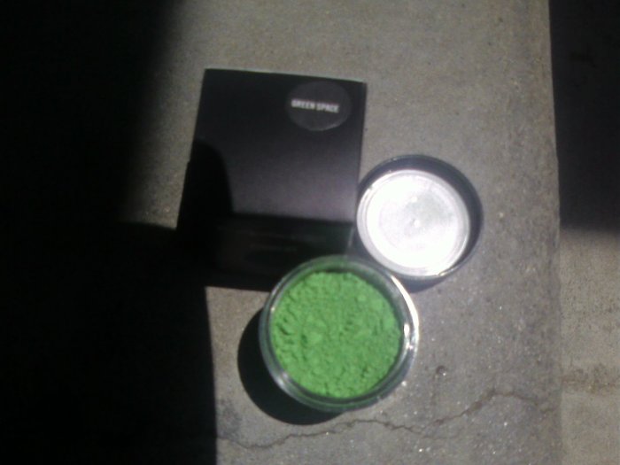 mac pro pigment GREEN SPACE NEW NEON COLOURS Sample sz
