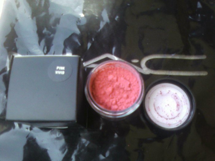 mac pro pigment VIVID PINK.... matte sample sz beautiful