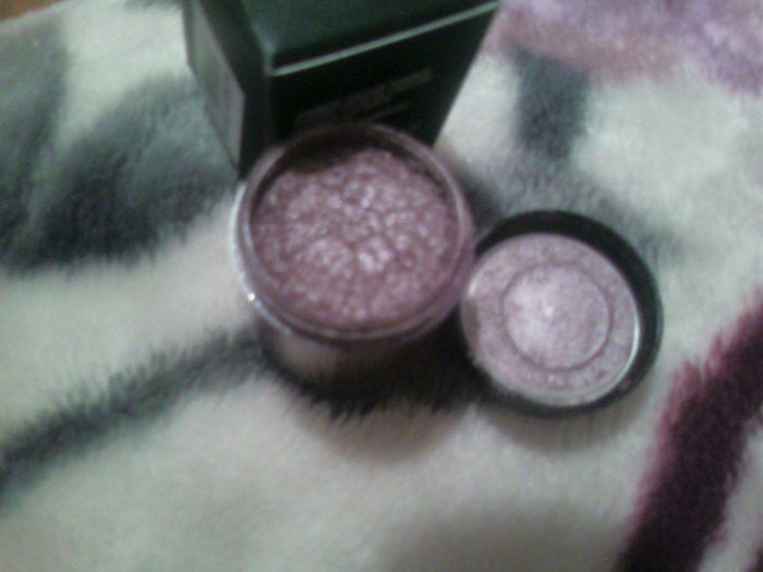 mac pigment CIRCA PLUM W0W sample it