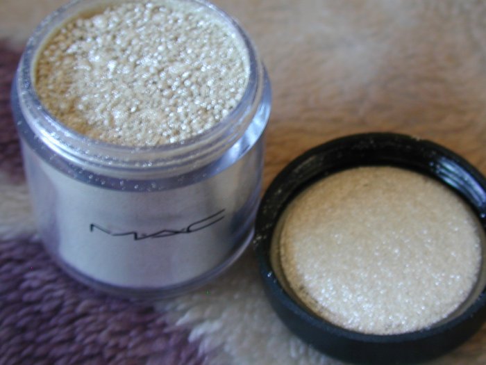 mac pigment WHITE sample it
