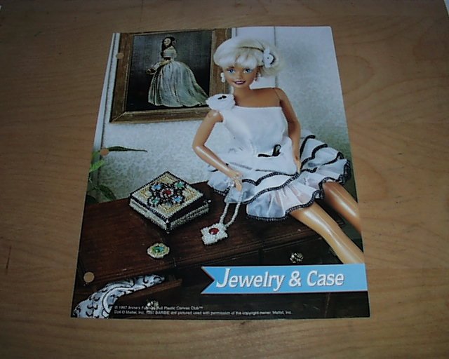FASHION DOLL JEWELRY & CASE PLASTIC CANVAS PATTERN