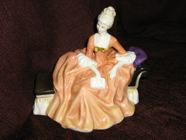 Royal Doulton Figurine REVERIE HN2306