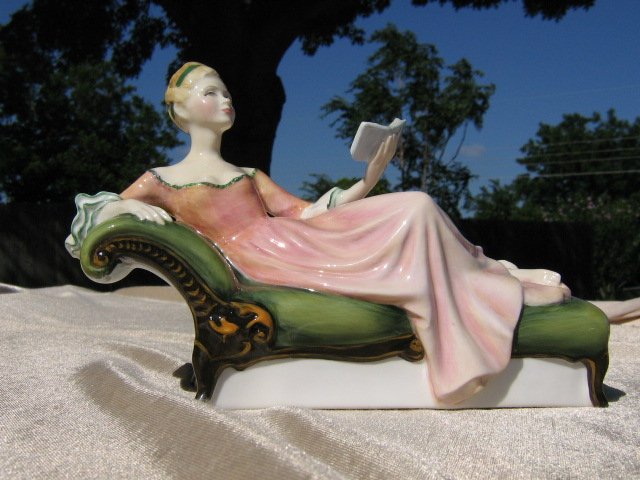 Royal Doulton Figurine Repose HN2272 HN 2272