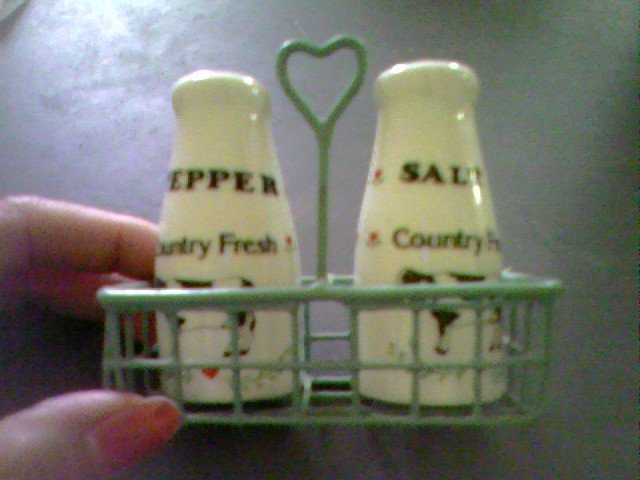 VINTAGE COW SALT AND PEPPER SHAKER
