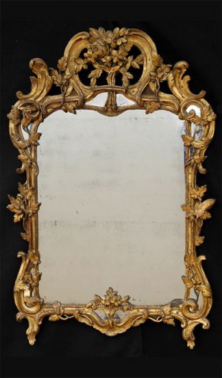 Carved giltwood mirror with parcloses