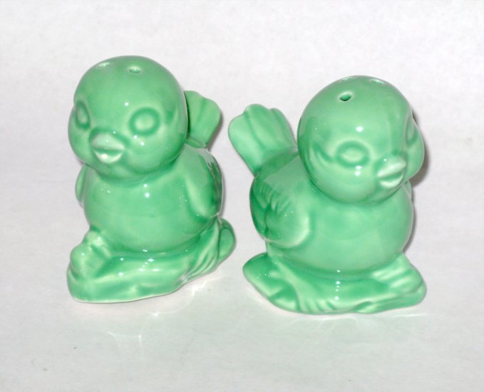 Green Bird Salt & Pepper Shakers Urban Outfitters - Vintage Look