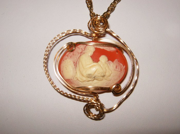 14 K rolled gold wire wrapped resin cameo w/24 inch gold chain