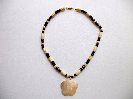 Flower Shell Pendant Wood Beads Necklace