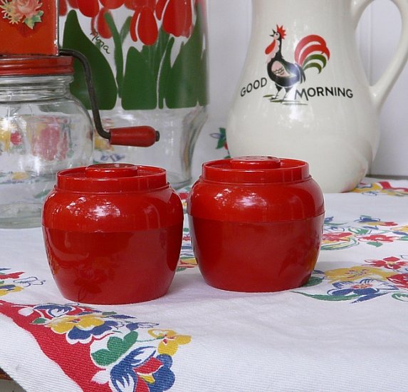 Vintage 1950s BRIGHT RED PLASTIC SALT & PEPPER SHAKERS...Excellent Condition