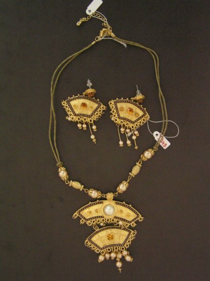 Swarovski Crystal necklace and earring set-nwt