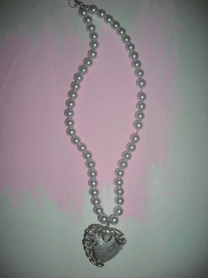 Cute new pretty white heart pendant princess necklace glass pearls.