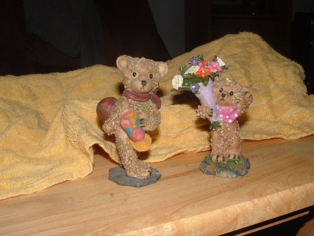 Teddy bear figurines (lot of 2)
