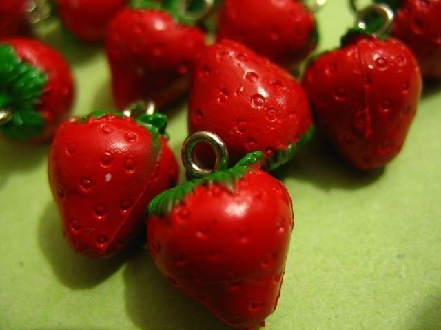 12pcs Vintage Plastic Strawberry Charms