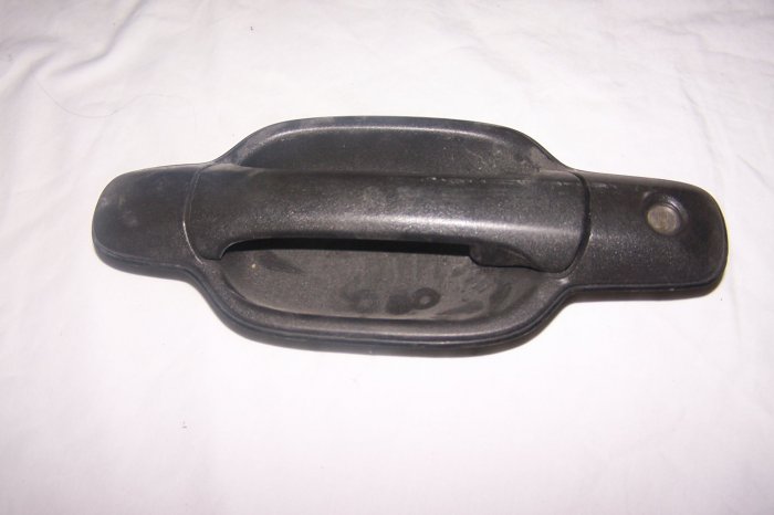 Chevy colorado drivers door handle