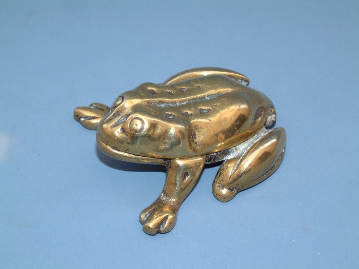VINTAGE BRASS FROG MATCH-HOLDER / VESTA 1930s.