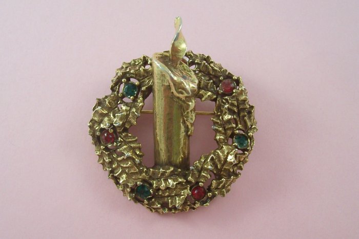 Vintage Jeanne Rhinestone Brooch Christmas Wreath Green Red Accents