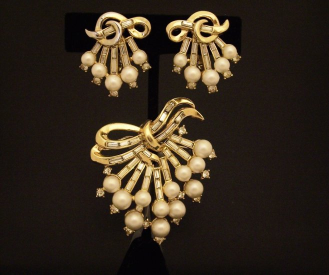 Vintage Trifari Faux Pearl Rhinestone Brooch Earring Demi Philippe Design Set Patent 167055