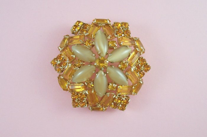 Vintage Weiss Topaz Rhinestone Brooch Beige Moonstone