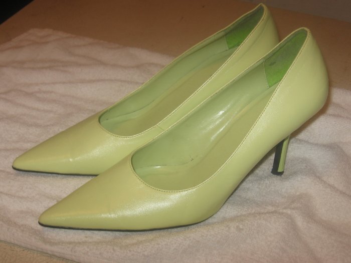 LIKE NEW GREEN PUMPS!