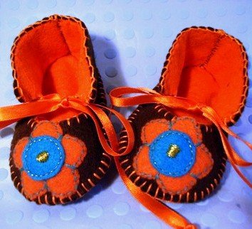 Chocolate & Orange Booties with Flowers 0-3 mths (RM 80)