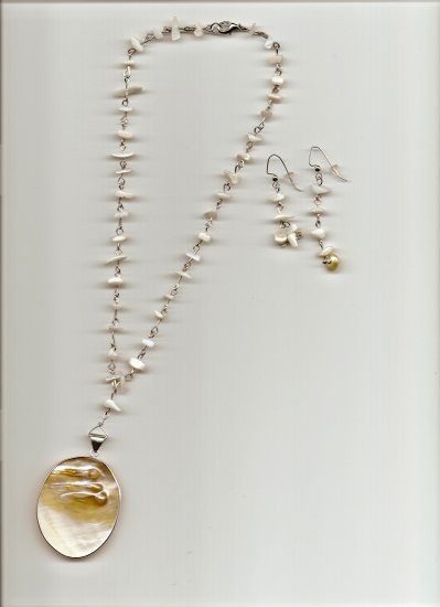 Pearl Shell Pendent Necklace