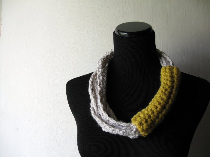 neck loops in gray and citron yellow.