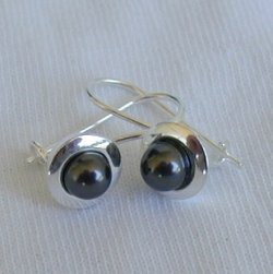 P-black earrings