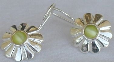 Mini peridot sun earrings