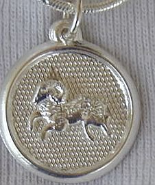 Capricon round pendant