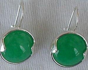 Shiny green round earrings