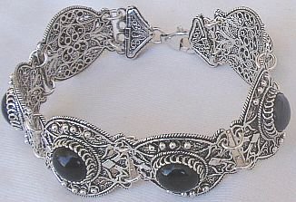 Round onyx silver bracelet