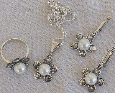 White artificial pearls set