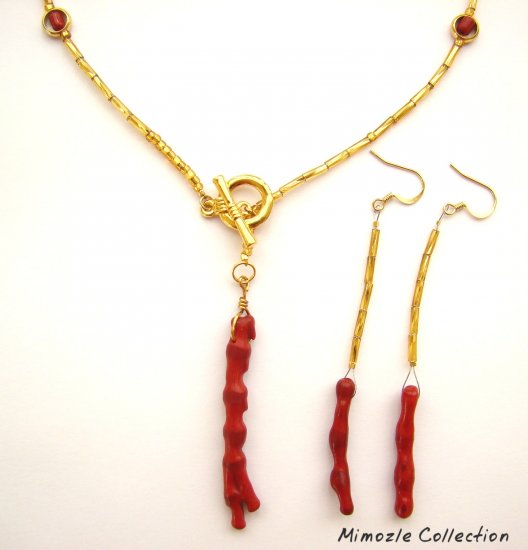 NATURAL RED CORAL PENDANT IN FRONT CLOSURE NECKLACE SET