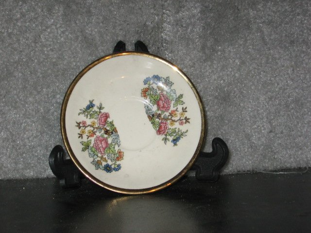 Small 22 kt gold trim saucer