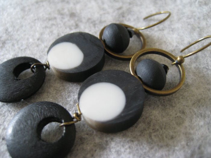 Pendulum Othello ~ Earrings