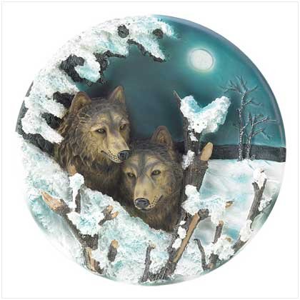 39148 Night Wolves Decorator Plate