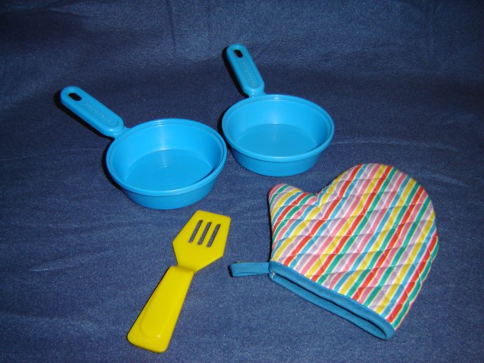 Vintage 1986 Fisher Price Kitchen Set Blue Frying Pans Yellow Spatula Striped Oven Mitt 2101