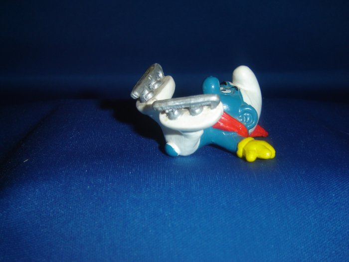 Vintage 1980 Ice Skater Smurf Skating WIth Yellow Gloves And Red Scarf 20121 Schleich PVC
