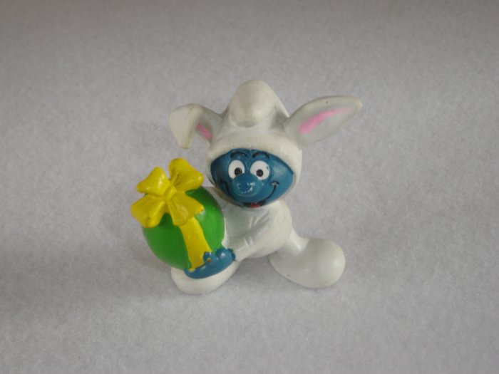 Vintage 1982 White Bunny Suit Smurf Holding A Green and Yellow Easter Egg 20496 Schleich PVC